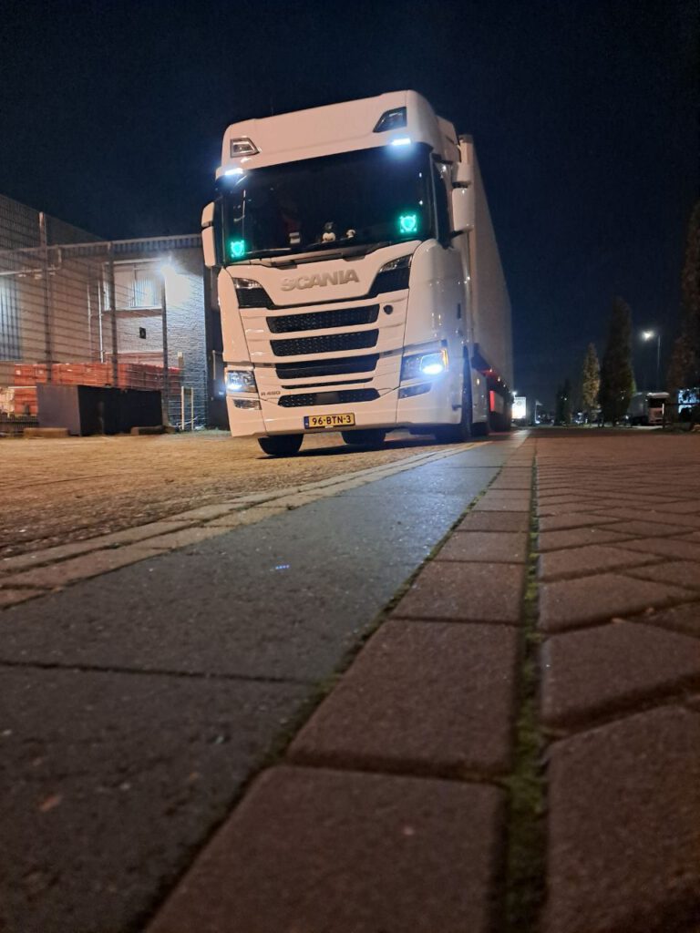 Over Puur Transport Oplossingen Scania op terrein