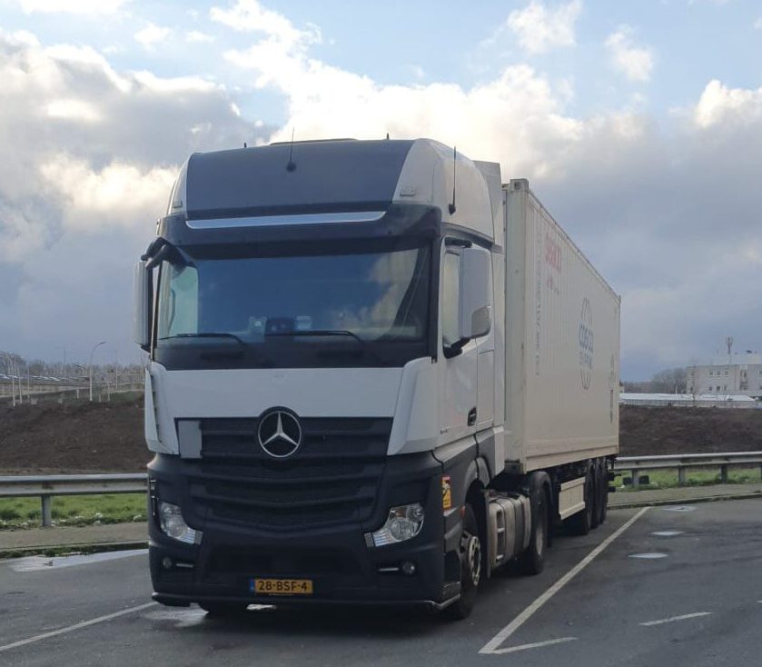 Vrachtwagen bij loods